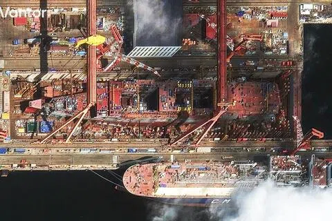卫星影像公司Vantor于8月21日拍摄的图像显示，中国新型航母在辽宁大连造船厂的建造工程持续推进。（美国《战区》（The War Zone））