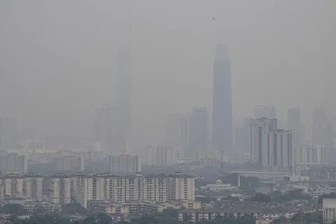 马国烟霾情况星期四（9月3日）晚间明显改善。但首都吉隆坡星期四白天仍是一片灰蒙蒙。（法新社）