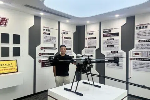 退伍军人杜晓生两年前和朋友合伙创立无人机高空清洁企业同桌智能。（受访者提供）