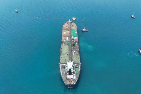 自今年2月底美伊冲突爆发、霍尔木兹海峡受阻以来，极度依赖石油出口的伊拉克陷入严重的运输困局。图为4月24日，伊拉克巴士拉附近的南部海上石油终端，一艘油轮正准备装载原油。（路透社档案照片）