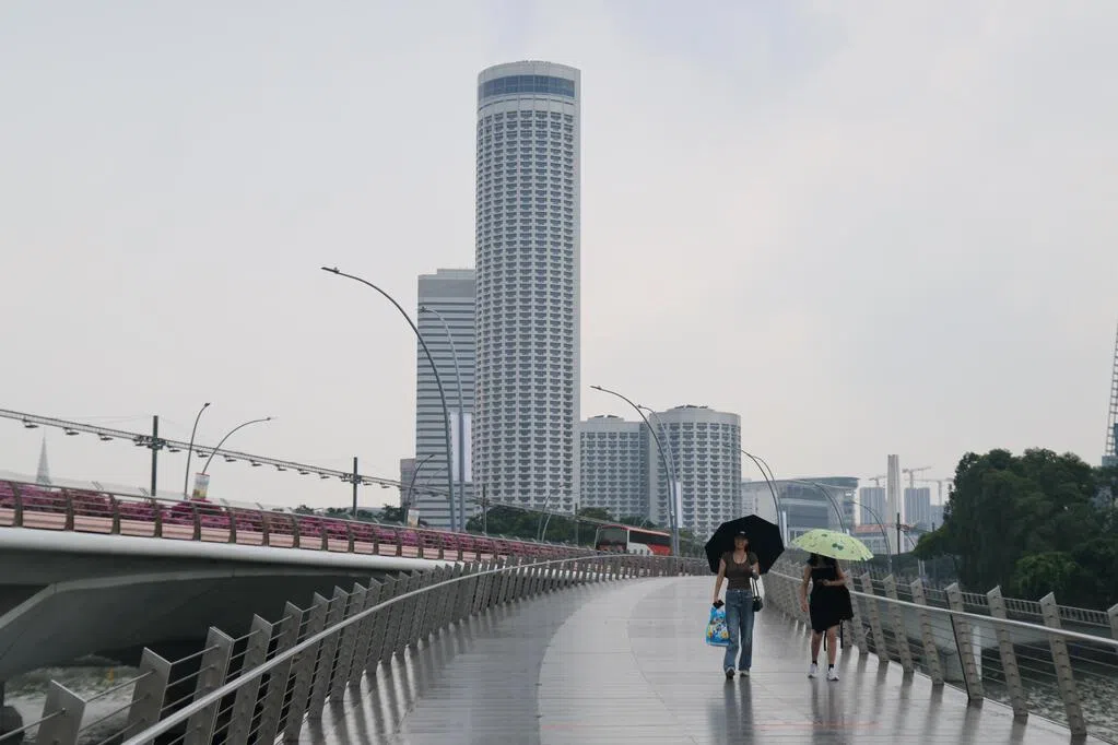 国家环境局10月19日傍晚发文告说，下午时分本地一些地区有降雨。截至傍晚6时，全岛一小时PM2.5悬浮颗粒浓度介于51微克至79微克之间。（张俊杰摄）