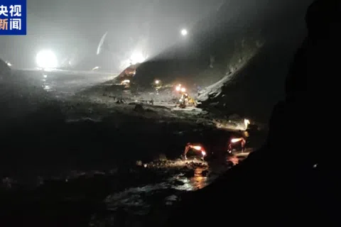 截至星期三（9月2日）凌晨，G216国道抢通作业推进至吉隆口岸泥石流灾害核心区，救援人员可以通过陆路进入核心区进行搜救。（央视新闻）