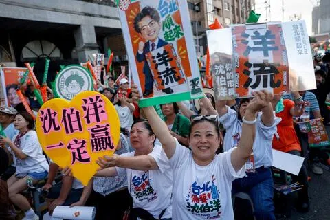 进党台北市长参选人沈伯洋星期天（10月4日）举行竞选总部成立大会，主办方称逾12万人到场。（路透社）
