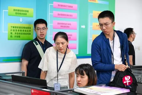 高考考生和家长代表7月18日走进中国江苏省高校招生录取现场，了解招生录取工作流程。（新华社）
