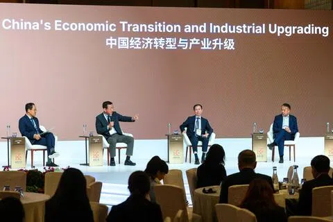 中国深圳综合开发研究院院长、北京大学汇丰商学院经济学教授樊纲（左二）在星期五（9月25日）举行的慧眼中国环球论坛“中国经济转型与产业升级”主题讨论中指出，中国存在K型增长，但好在有K型“上面那一撇”，否则经济增长会更加低迷。同场讨论的还有中国银行业协会原首席信息官高峰 （左一）， 晨壹基金管理合伙人、阿里巴巴集团前董事会主席张勇（右二）和Granite Asia高级管理合伙人符绩勋（右一）。（林明顺摄）