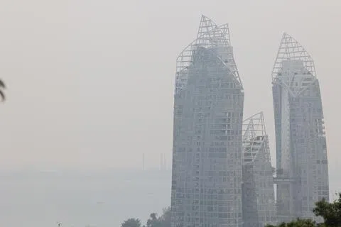 7月至10月是亚细安南部地区的旱季，加上厄尔尼诺已显现并持续强化，加剧了区域的热点和跨境烟霾情况。24小时空气污染指数一旦突破100，患有呼吸或心脏疾病的脆弱群体应谨慎防护健康。（邝启聪摄）