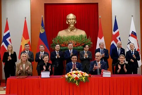 10月18日，越南国家主席苏林（后排右五）与欧洲自由贸易联盟成员国代表出席在河内举行的自贸协定签署仪式。（法新社）