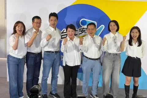 寻求连任的台北市长蒋万安（左三）星期一（10月19日）下午举行记者会，正式宣布由台中市长卢秀燕（中）出任竞选总部主任委员，并公布竞选团队重要干部名单。众人在台上牵手高举，展现团结气势。图左起为国民党立委李彦秀、罗智强、蒋万安、卢秀燕、国民党立委赖士葆、王鸿薇及徐巧芯。（缪宗翰摄）