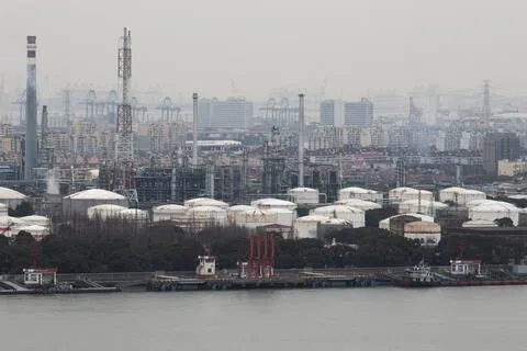 中国据报将在十一黄金周后恢复成品油出口。图为2026年3月26日，中国石化位于上海的一座工厂内的石油储罐及相关设施。（路透社档案照片）
