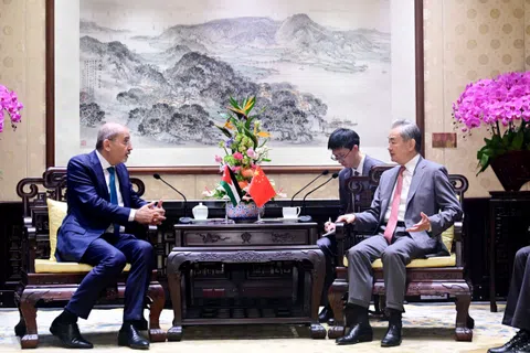 中国外长王毅（右）星期天（8月23日）在北京会见约旦副首相兼外长萨法迪（Ayman Safadi），表示赞赏约旦坚定奉行对华友好政策，恪守“一个中国”原则。（中国外交部官网）
