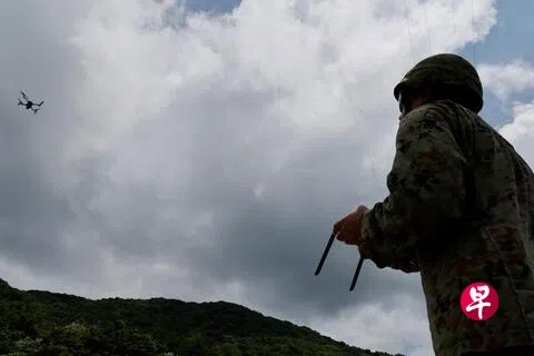 今年4月，日本陆上自卫队成立了两个专门部门，主要负责推动无人武器研发和策划新型作战方式。图为日本自卫队员在6月28日于大分县由布市举行的一场演习期间，操控一架无人机。（路透社）