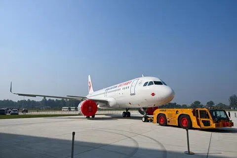 中国东方航空星期六（10月3日）就空乘人员下跪事件再度作出回应。图为9月16日在天津交付给东航的一架A320系列飞机。（新华社）