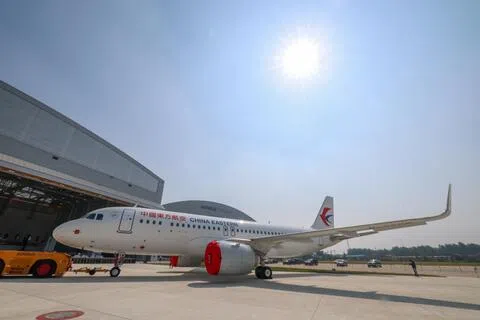 中国东方航空最近因空乘人员下跪事件陷入风波。图为9月16日交付给东航的一架A320系列飞机。（新华社）