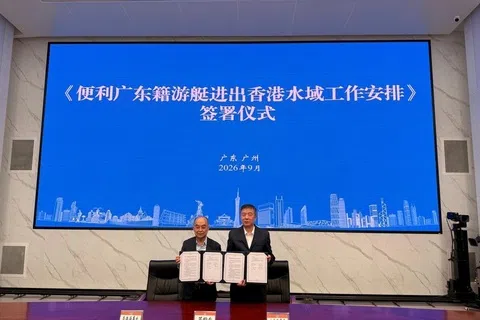 香港海事处与广东海事局星期一（9月28日）签署《便利广东籍游艇进出香港水域工作安排》及《香港游艇入出广东工作安排》。图示香港海事处处长王世发（左）和广东海事局局长陈传全（右）在签署仪式合照。（香港政府公报）