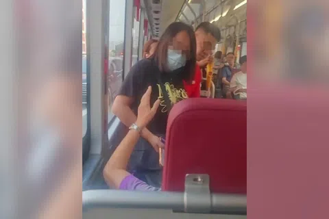 黑衣女子不满脚被踩，与另一名女乘客大声争论。（取自TikTok）