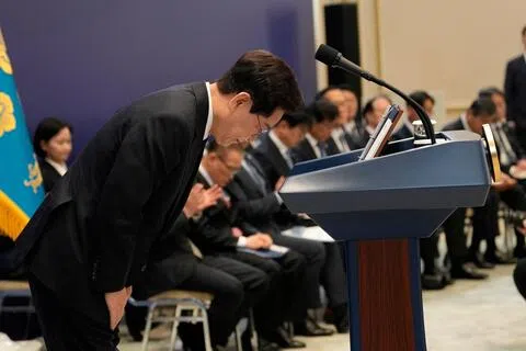 记者会结束后，韩国总统李在明向在场记者鞠躬致意。（路透社）