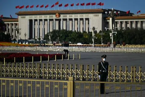 中国官媒《人民日报》发文提醒，一些年轻干部热衷见效快的短期项目，重“显绩”轻“潜绩”，甚至把“快出成绩”当作目标、好大喜功。图为中国北京人民大会堂外观。图摄于2022年10月。（法新社档案照片）