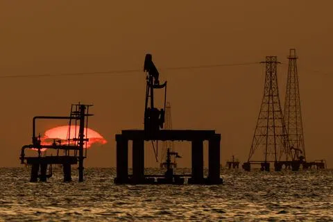 图为委内瑞拉马拉开波湖（Lake Maracaibo）的石油平台。美国与委内瑞拉协议中涉及的17个油田，位于马拉开波湖及奥里诺科重油带（Orinoco Belt）。（路透社档案照片）
