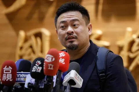 台湾劳动部长洪申翰星期二（9月22日）在桃园国际机场接受现场媒体采访，并介绍此行出席南京APEC会议的情况。（路透社）