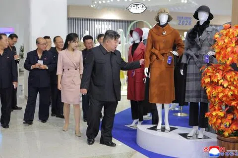 朝中社周二发布的照片显示，金正恩和女儿金珠爱周一在平壤参观“2026全国皮衣、鞋展”。（法新社）