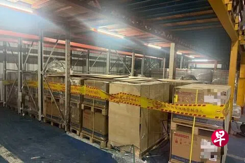 基隆地检署5月20日在基隆、内湖两处仓储查扣尚未走私出境的50台美超微高阶AI伺服器。（自由时报）