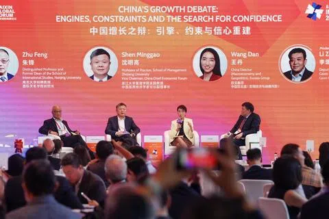 亚洲愿景论坛创新峰会星期二（9月29日）在新加坡圣淘沙莱佛士酒店举行，下午的讨论围绕“中国增长之辩：引擎、约束与信心重建”展开。讨论嘉宾包括南京大学特聘教授、国际关系学院前院长朱锋（台上左起），浙江大学管理学院实践教授、中国首席经济学家论坛副理事长沈明高，以及负责宏观经济与地缘政治风险研究的欧亚集团中国区总监王丹。讨论由财新国际副总经理李增新主持。（陈渊庄）