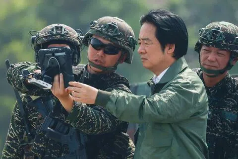 台湾总统赖清德在社交平台发文称，台湾军公教人员将于明年加薪4%。图为赖清德8月8日到高雄视导汉光演习时，听取士兵关于无人机演示的简报。（路透社）