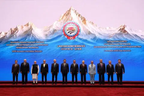 左起，上合组织秘书长努尔兰、白罗斯总统亚历山大·卢卡申科、印度总理莫迪、伊朗总统佩泽什基安、哈萨克斯坦总统托卡耶夫、中国国家主席习近平、吉尔吉斯斯坦总统扎帕罗夫、俄罗斯总统普京、巴基斯坦总理谢里夫、塔吉克斯坦总统埃拉赫蒙、乌兹别克斯坦总统米尔济约耶夫，以及上合组织区域反恐机构执行委员会主任沙尔舍耶夫于星期二（9月1日）比什凯克举行上合组织峰会会议前合影留念。（路透社）