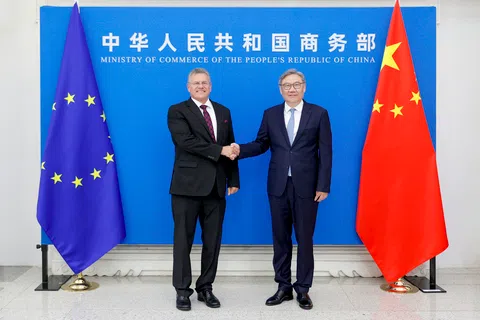 中国商务部长王文涛（右）与欧盟贸易委员谢夫乔维奇上周四至周五（10月8日至9日）在北京共同召开中欧贸易投资磋商机制第二次例会。（中国商务部官网）