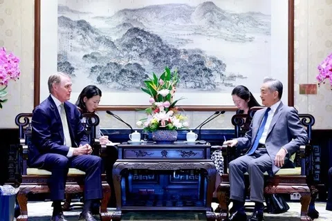 中国外长王毅（右）星期三（8月26日）在北京会见美国驻华大使庞德伟（左）时，敦促中美妥善管控分歧，为两国高层交往排除干扰。（中国外交部官网）