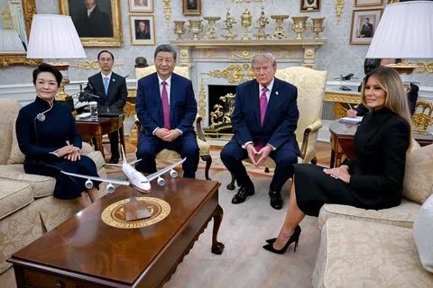 图为美国总统特朗普（右二）与第一夫人梅拉尼娅（右一），中国国家主席习近平（左三）与夫人彭丽媛（左一）星期四（9月24日）上午在白宫椭圆形办公室会见。（彭博社）