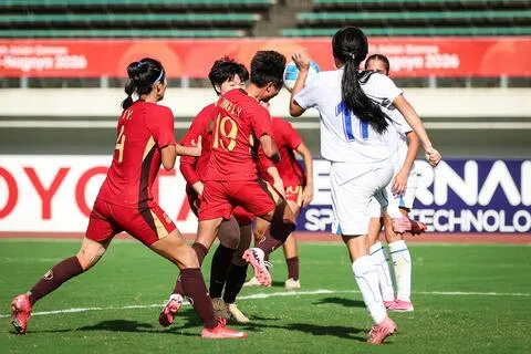 虽然首轮以5比1大胜香港，但对阵乌兹别克斯坦时中国女足陷入苦战，仰赖张琳艳（19号）的进球才避免落败。（新华社）