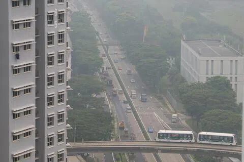 西部地区的24小时空气污染指数从星期三（14日）晚上9时至星期四下午2时，一直处于非常不健康水平，最高达212点，部分居民因此减少外出。（林明顺摄）