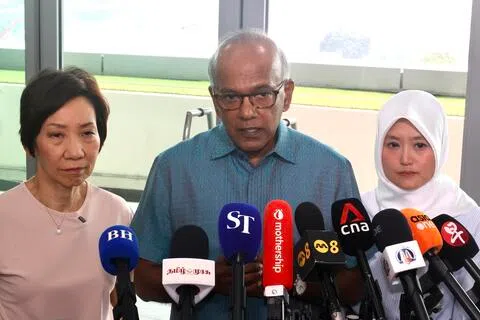 国务资政兼国家安全统筹部长及内政部长尚穆根（中）、永续发展与环境部长傅海燕（左），以及数码发展及新闻部兼保健卫生部政务部长拉哈尤（右）星期一（10月19日）接受媒体访问时强调，政府会动用一切可用的法律和监管手段，向涉及造成烟霾的公司问责。（邬福梁摄）