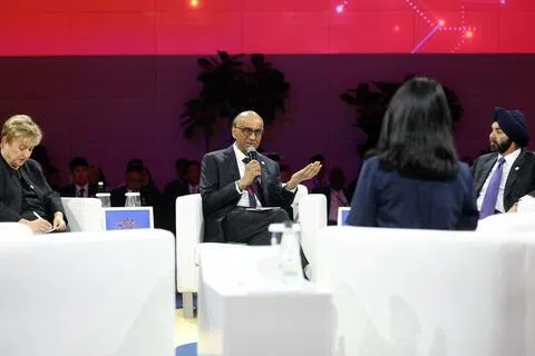 尚达曼总统（中）星期一在国际货币基金组织（IMF）和世界银行集团年会上参与一场有关人工智能的小组讨论。同场参与讨论的还有IMF总裁格奥尔基耶娃（左）和世行行长彭安杰（右）。（数码发展及新闻部提供）
