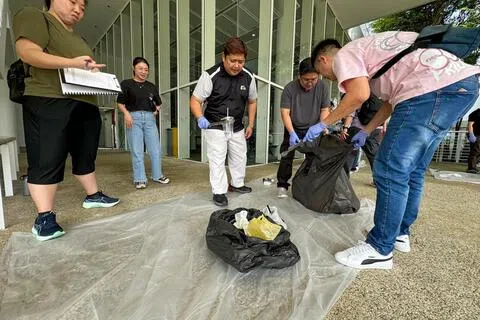 张炎盛（右二）2024年在共和理工学院完成零废弃经理课程后，梳理总结出不同废弃物的管理措施，让公司的环保方案更有条理。（受访者提供）