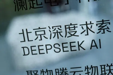 中国人工智能（AI）初创企业深度求索（DeepSeek）据报已聘请中信证券，为在上海科创板首次公开募股（IPO）做准备。图为DeepSeek位于北京的办公室标志。（路透社档案照片）