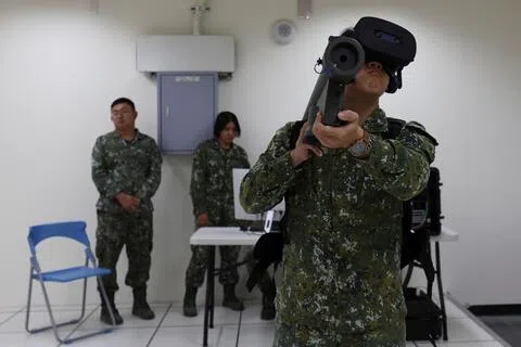 台湾军方人员9月22日在台南空军基地举行的媒体活动上，展示毒刺导弹系统模拟器。（路透社）