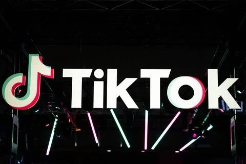 美国司法部2024年代表联邦贸易委员会向TikTok提起诉讼，指控TikTok在家长不知情或未同意的情况下，允许数百万13岁以下儿童创建账户，并设置障碍使家长难以要求删除这些账户。（法新社）