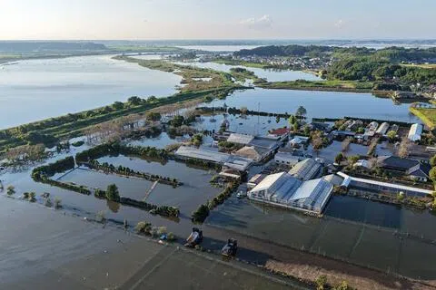 受台风“杜鹃”带来的强降雨影响，日本千叶县成田市的印旛沼一处堤坝决口，导致大片区域被淹。照片摄于9月24日。（法新社）