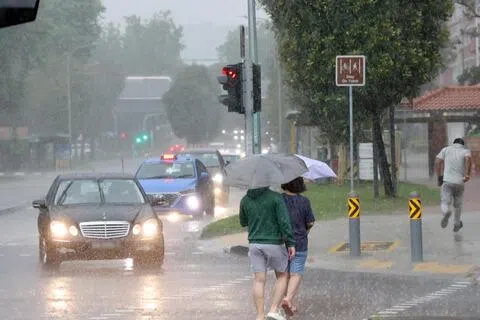 本地9月22日下午多处大雨倾盆，截至下午5时15分，两处道路发生突发性淹水，另有八处可能淹水。（邝启聪摄）