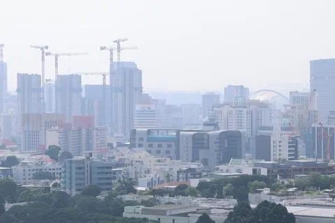 当局预测，东南风可能将苏门答腊南部的烟霾吹向新加坡。如果火势持续，未来一周持续的干旱，可能会增加烟霾的风险。照片摄于7月13日。（陈渊庄摄）