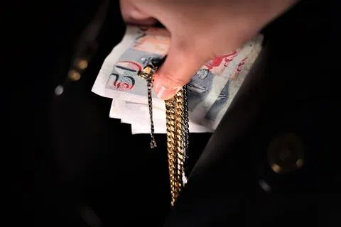 被告偷雇主的金饰去套现，把假的放回上锁抽屉里。（示意图）
