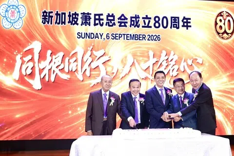 萧氏总会庆祝成立80周年，主宾交通部长兼财政部第二部长萧振祥（中）与总会会务顾问萧孙庆（左起）、会长萧新伟、副会长萧宝禄、署理会长萧孙用一起切蛋糕，与在场逾800名来宾同庆。（周国威摄）