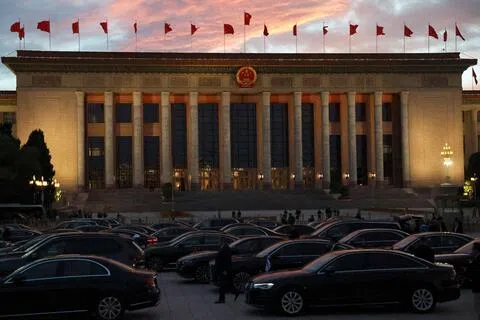 中共五中全会正在北京举行，外界关注这次会议如何影响明年召开的二十一大布局。台湾学者则研判，中共二十一大时，可能提出“两制台湾方案”的顶层设计。图为9月30日傍晚的北京人民大会堂前广场。（路透社档案照片）