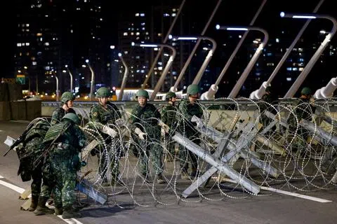 “习特二会”本周即将在美国登场，中国大陆学者认为，台湾问题届时将成中美“建设性战略稳定关系”的压力测试。图为台湾军方人员8月6日在年度汉光军演期间，在新北市淡江大桥上进行封锁演练。（路透社）