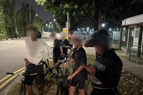 警方和陆交局展开联合行动，取缔违规脚踏车骑士。（新加坡警察部队提供）