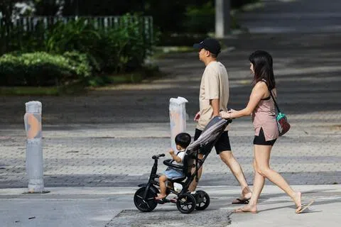 国家人口及人才署进行的婚育调查显示，经济压力、工作与生活难以兼顾，以及育儿压力，是已婚者不生育或不增添子女的主要顾虑。（档案照片）