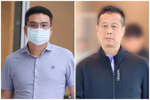 被告郑启岸（左）和郑泉源（右）星期三（8月26日）在国家法院被控上法庭。（邬福梁摄）