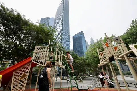 星期天（10月25日）烟霾情况难得缓解，不少家长让孩子到户外游乐场嬉戏。（邝启聪摄）